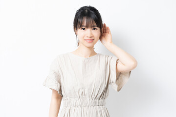 Fototapeta premium 聞き耳をたてる若い女性