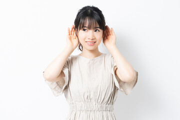 聞き耳をたてる若い女性