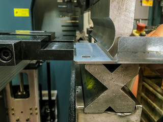 Bending sheet metal with a hydraulic machine at the factory