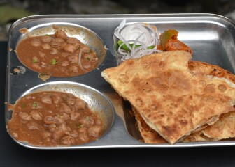 indian street food chole kulche bhature