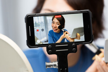 スマートフォンで動画を撮影する女性
