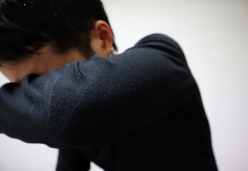 後悔して泣く男性のクローズアップ