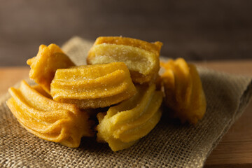 Churros caseros sobre tabla en fondo de madera
