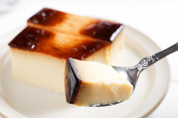 イアタリアンプリンをスプ－ンで掬った