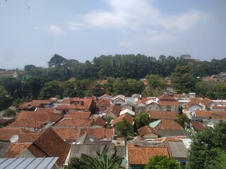 Obraz premium the view of a real estate that lies beneath a forest hill