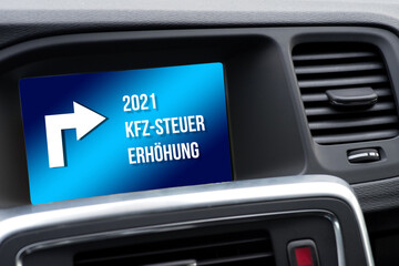 Navigation im Auto weist auf die Erhöhung der KFZ-Steuer im 2021
