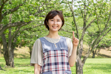 女性　保育士　指差し