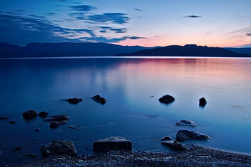 黄昏の空を映す湖。屈斜路湖、北海道、日本。