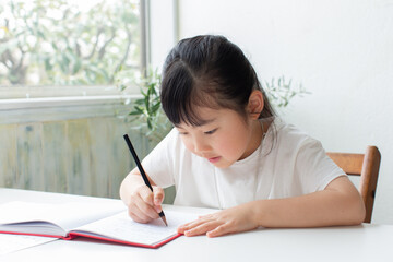 自宅学習している子供
