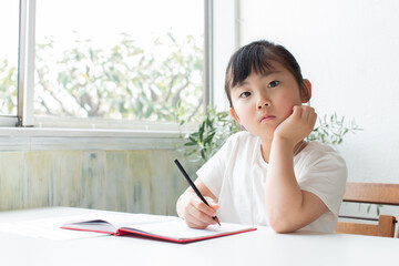 自宅学習している子供