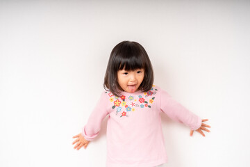 ポーズを決める女の子