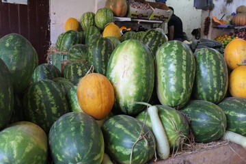 Many large watermelon patterns are stacked in large numbers.
