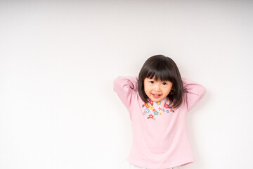 腕組でポーズを決める女の子