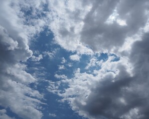 nubes grises en el cielo azul