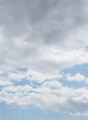 nubes grises en el cielo azul