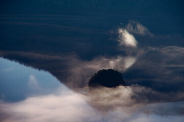 湖面に霧の漂う湖。早朝の摩周湖、北海道、日本。