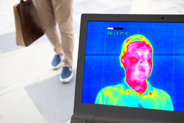 新型コロナウイルス感染拡大防止対策として来場者の体温を自動で検出するサーマルカメラのモニター画面