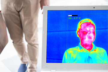 新型コロナウイルス感染拡大防止対策として来場者の体温を自動で検出するサーマルカメラのモニター画面