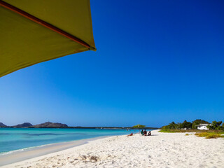 Aguas y cielos azules