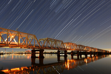 Fototapeta na wymiar 淀川に架かる鉄橋と星の軌跡