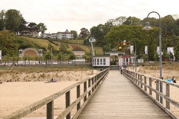 Fototapeta na wymiar Ostseebad Göhren auf Rügen; Blick von der Seebrücke auf Strand und Promenade