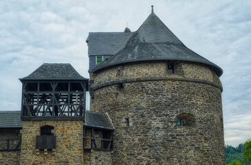 Burgturm und Mauer eines Schlosses in Burg an der Wupper