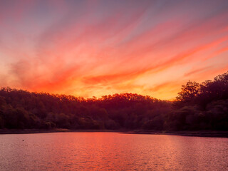 Obraz premium Beautiful Lakeside Sunset with Colourful Sky and Reflections
