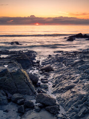 Obraz premium Golden Seaside Sunrise in Vertical Orientation