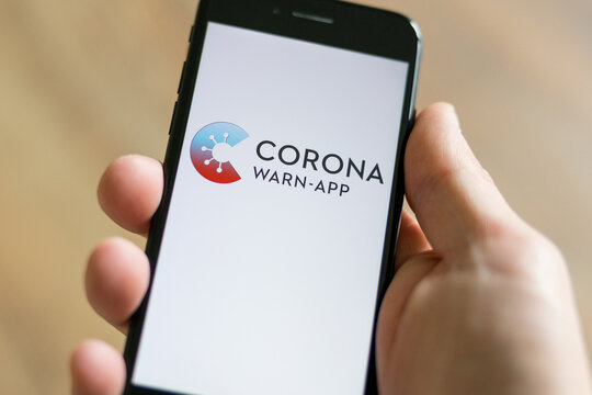 Logo der Corona-Warn-App auf einem Smartphone am 16. Juni 2020, Deutschland