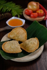 Jalangkote. Traditional fried puff pastry pouch from Makassar (Ujung Pandang), Jalangkote is a fried pastry filled with vegetables, minced beef and slices of boiled egg. Eat with watery chili sauce. 