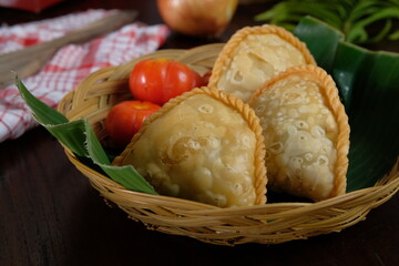 Jalangkote. Traditional fried puff pastry pouch from Makassar (Ujung Pandang), Jalangkote is a fried pastry filled with vegetables, minced beef and slices of boiled egg. Eat with watery chili sauce. 