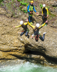 Tandemsprung in eine Gumpe im wildromantischen Canyon
