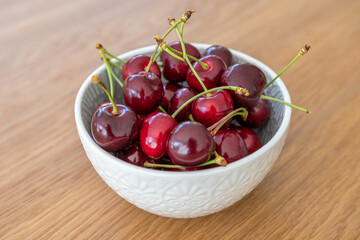 Frische rote Kirschen in Schale