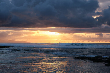 Obraz premium Coucher de soleil épique sur la mer des Caraïbes avec de grosses vagues. Guadeloupe, France