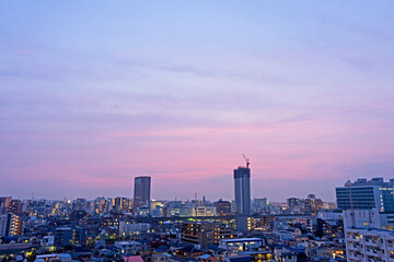 Fototapeta na wymiar 紫色の空と街