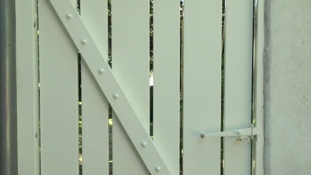 Porte de jardin en fer blanche.