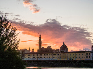Naklejka premium Italia,Toscana, Firenze. veduta della città e fiume Arno al tramonto.