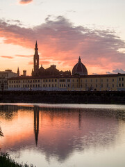 Naklejka premium Italia,Toscana, Firenze. veduta della città e fiume Arno al tramonto.