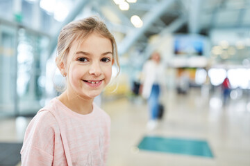 Fototapeta premium Glückliches Mädchen im Flughafen Terminal
