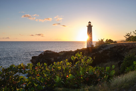 Coucher de soleil  sur le phare de la pointe de Vieux Fort, au sud de Basse Terre - Guadeloupe - France 