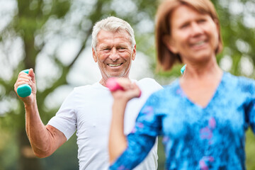 Senior und seine Partnerin beim Hanteltraining