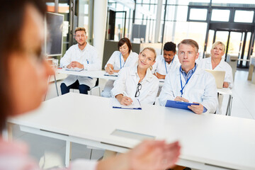 Gruppe Ärzte und Therapeuten in einem Seminar