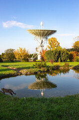 Jeziorko na terenie Obserwatorium Astronomiczne UMK. Radioteleskopy. © Anastasiia