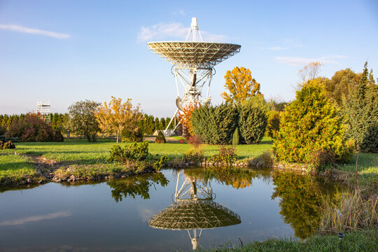 Jeziorko na terenie Obserwatorium Astronomiczne UMK. Radioteleskopy.
