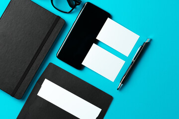 Obraz premium White businesscard with copy space on black notepad