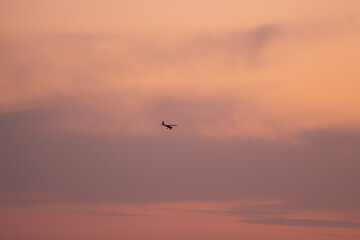 Fototapeta na wymiar Zachód słońca i latujący An-2- samolot wielozadaniowy zaprojektowany.