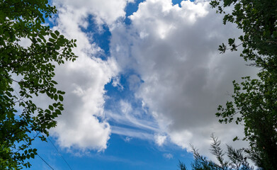 Nuvole e cielo in una giornata di primavera