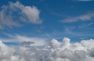Naklejka na ściany i meble Nuvole e cielo in una giornata di primavera