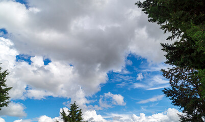 Obraz premium Nuvole e cielo in una giornata di primavera