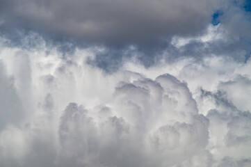 Nuvole e cielo in una giornata di primavera